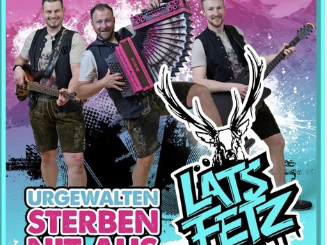 Drei Musiker in traditioneller Kleidung stehen vor einer bunten, stilisierten Hintergrundgrafik. Sie spielen verschiedene Instrumente und strahlen gute Laune aus.