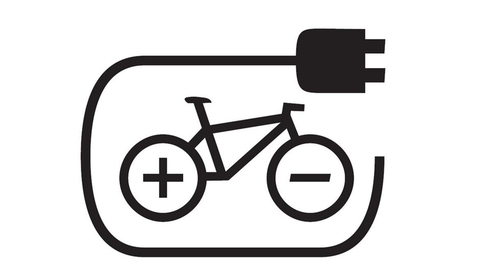 Ein Symbol für ein E-Bike mit einem Ladeanschluss. Es zeigt Plus- und Minuszeichen sowie einen Stecker.