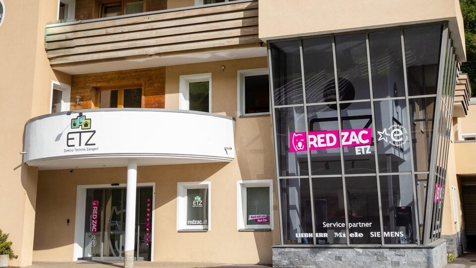 A modern commercial building with the inscriptions "ETZ" and "RED ZAC". Well-visible windows and an appealing design.