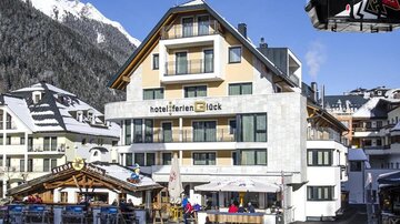 Ein modernes Hotel mit dem Namen "Hotel Ferientäck" in einer verschneiten Berglandschaft. Im Vordergrund sind Terrassen und Gäste, die die winterliche Atmosphäre genießen.