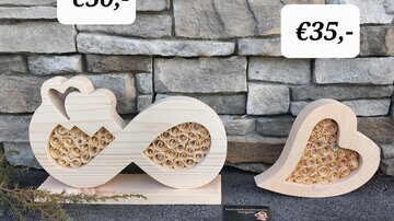 Zwei dekorative Holzelemente in Form eines Herzens und eines Unendlichkeitssymbols. Sie sind als Geschenke erhältlich, mit den Preisen von €35,- und €50,-.