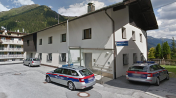 A police building in the mountains with several police cars in front of it. The surroundings are green and hilly. | © Google Maps