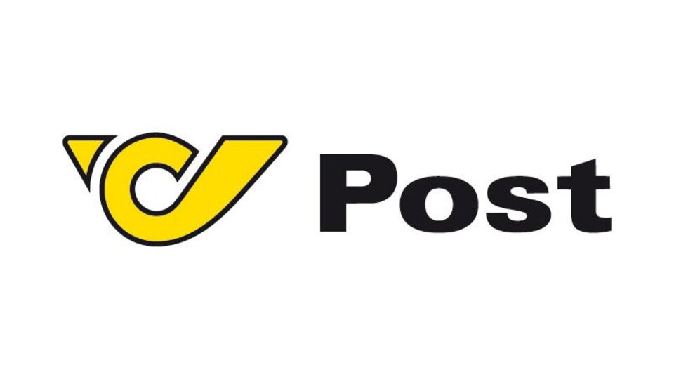 Ein einfaches Logo der Post mit einem gelben Symbol und dem Schriftzug „Post“ in Schwarz. Das Design ist modern und klar strukturiert.