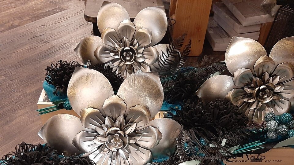 Zwei dekorative Kästen mit kunstvollen Blumenarrangements in Silber und Schwarz. Die Blumen sind in verschiedenen Formen angeordnet und verleihen einen eleganten Look.