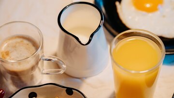 Ein gesundes Frühstück mit Joghurt, Müsli und frischen Früchten. Dazu gibt es Kaffee, Orangensaft und ein Spiegelei.