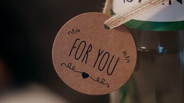 Ein Glas mit einer Etikette, auf der "FOR YOU" steht. Die Etikette ist rund und aus Kraftpapier.