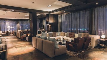 Eine stilvolle Lounge mit bequemen Sofas und sanfter Beleuchtung. Große Fenster lassen eine gemütliche Atmosphäre entstehen. | © elizabeth.at