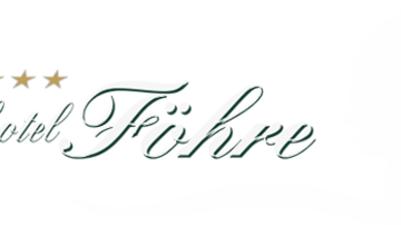 Das Logo des Hotels Föhr mit drei Sternen. Es zeigt einen eleganten Schriftzug und eine stilisierte Baumgrafik.