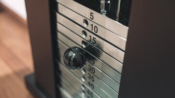 A weight trainer with a setting scale. The numbers range from 5 to 40, with a rotating knob for weight selection.