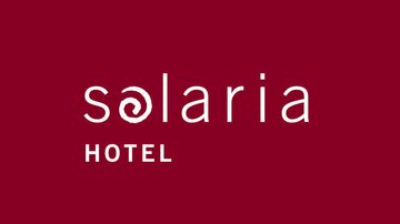 Ein stilvolles Logo des Solaria Hotels auf einem burgunderfarbenen Hintergrund. Die moderne Schriftart vermittelt ein elegantes und einladendes Gefühl.