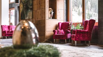 Wieso nicht an der Rezeption Halle unseres Hotels Solaria Ischgl ruhig genießen