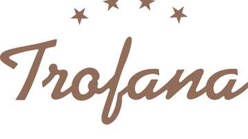 Ein elegantes Logo des Hotels Trofana Alpin mit vier Sternen. Die Schrift ist in einem stilvollen, geschwungenen Design gehalten.